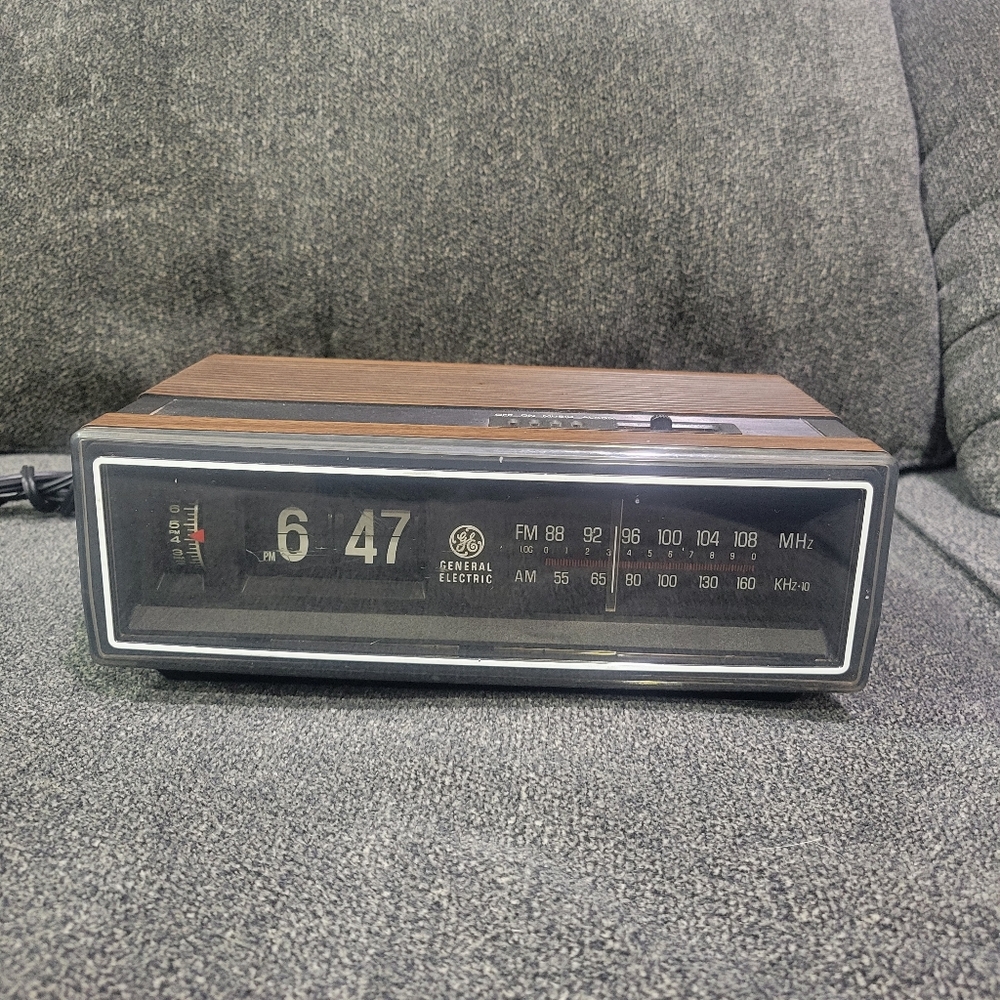 Vintage 1984 General Electric Flip Clock Radio Alarm Clock 7-4305F Works Great
